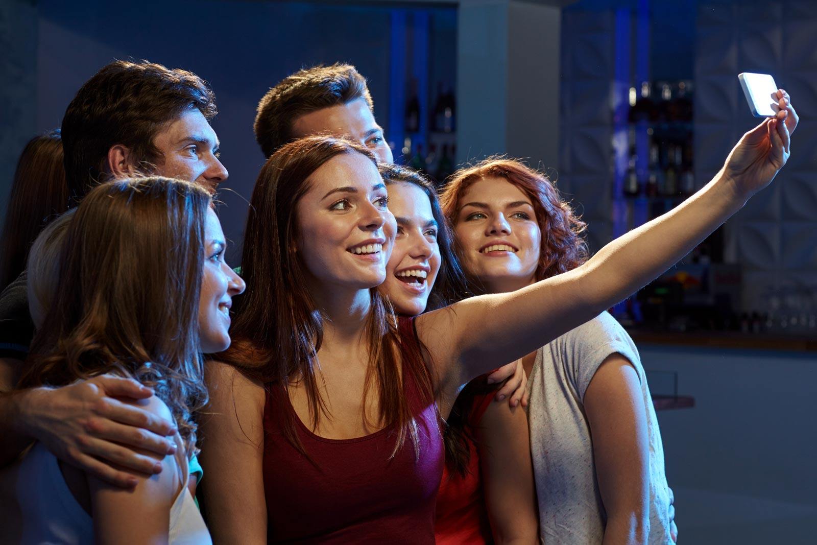 jongeren maken selfie voor selfie station